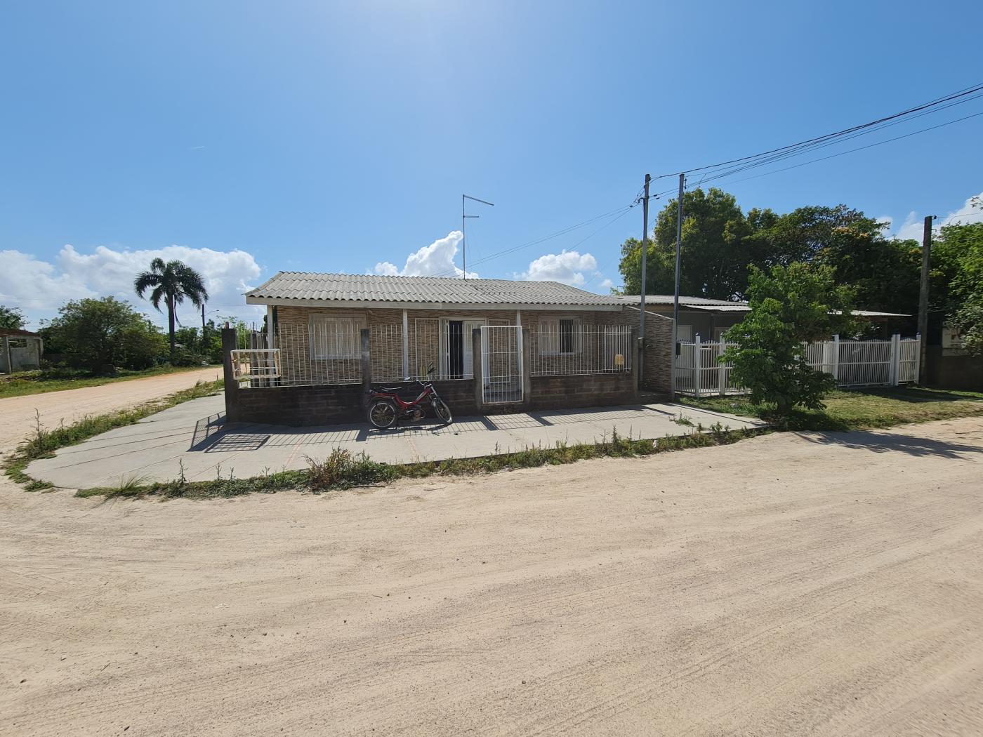 Casa à venda com 2 quartos, 186m² - Foto 1